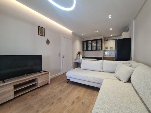 Tirane, jepet me qera apartament 2+1 Kati 3, 94 m² 1.200 € (Komuna e Parisit)