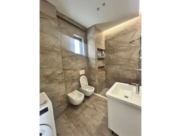 Tirane, jepet me qera apartament 2+1 Kati 6, 106 m² 800 € 