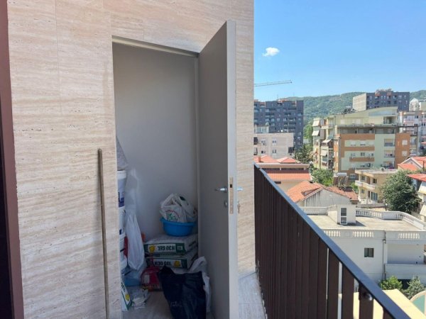 Tirane, jepet me qera apartament 2+1+Ballkon Kati 5, 114 m² 1.800 € (Rruga e Kosovareve)