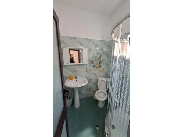 Tirane, jepet me qera apartament 2+1+2 Kati 2, 76 m² 700 €