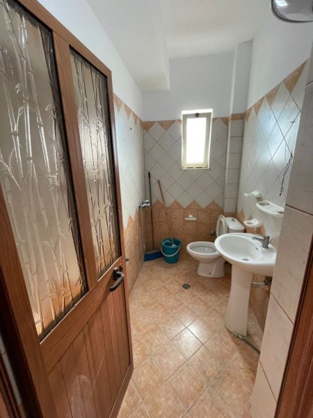 Tirane, jepet me qera Vile 1+1 Kati 2, 50 m² 250 € 