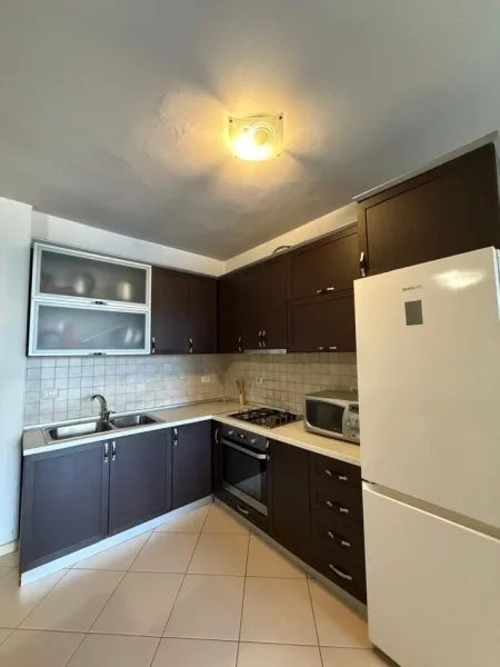 Tirane, jepet me qera apartament 2+1 Kati 1, 90 m² 600 € (Rruga Xhemal Tafaj)