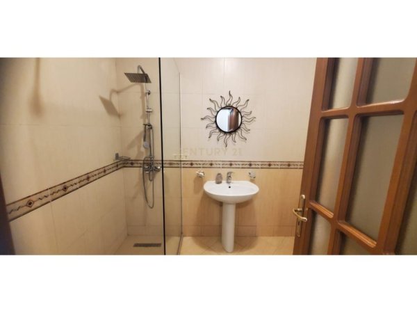 Tirane, jepet me qera apartament 2+1 Kati 8, 78 m² 750 € (9 katshet)