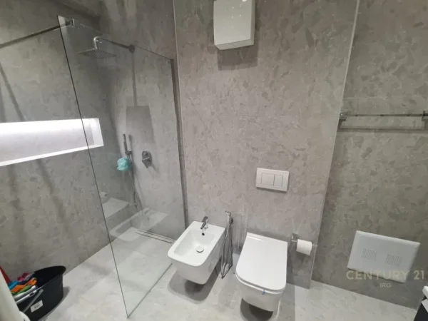 Tirane, jepet me qera apartament 2+1 Kati 3, 94 m² 1.200 € (KOMUNA E PARISIT)