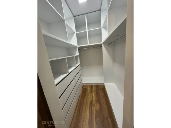 Tirane, jepet me qera apartament 2+1 Kati 1, 100 m² 1.300 € (LIQENI I THATE)