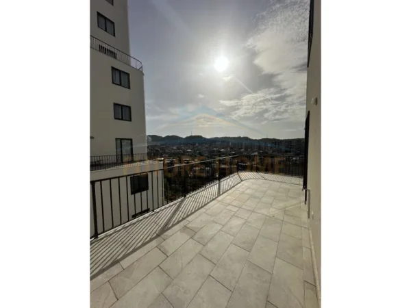 Tirane, jepet me qera apartament 2+1+Ballkon Kati 5, 136 m² 650 € (KOMPLEKSI GRAND)