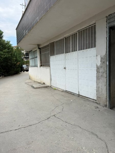 Tirane, jepet me qera magazine Kati 0, 200 m² 700 € (Fresku)