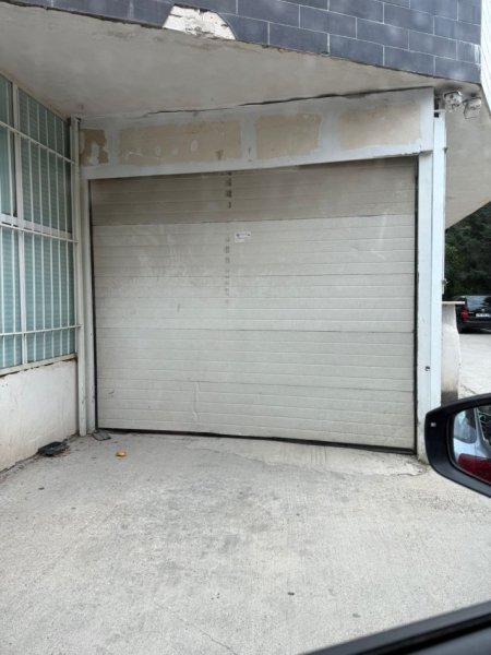 Tirane, jepet me qera magazine Kati 0, 200 m² 700 € (Fresku)