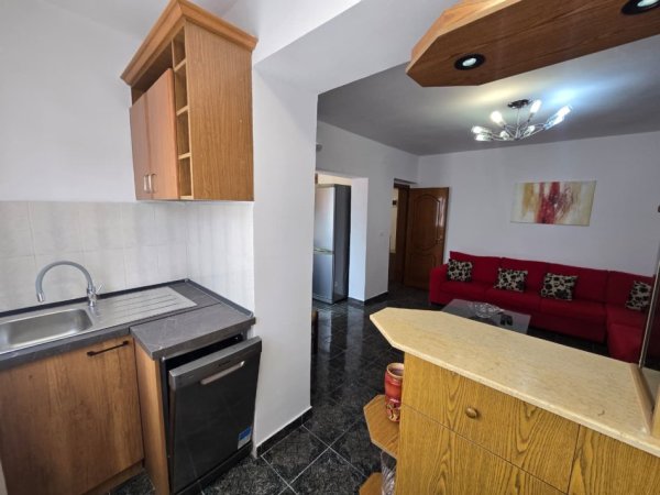 Tirane, jepet me qera apartament 1+1 Kati 3, 450 € (Rruga Hoxha Tahsim)