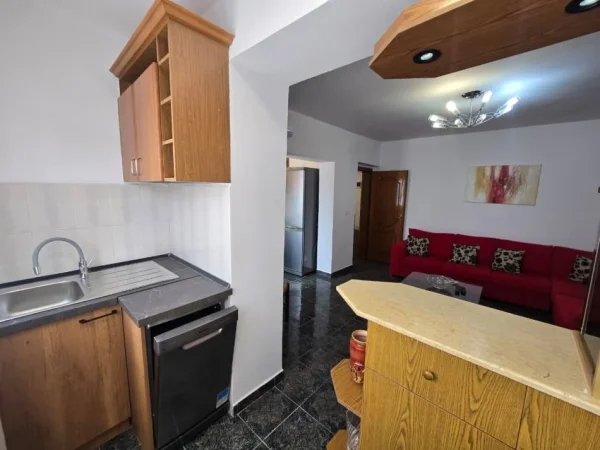 Tirane, jepet me qera apartament 1+1 Kati 3, 450 € (Rruga Hoxha Tahsim)