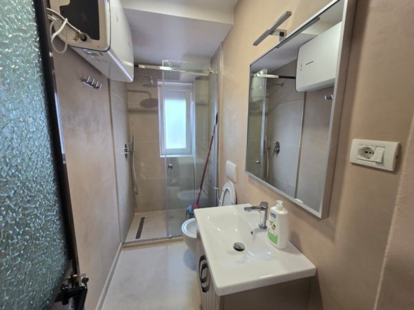 Tirane, jepet me qera apartament 1+1 Kati 3, 450 € (Rruga Hoxha Tahsim)