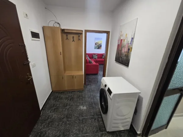 Tirane, jepet me qera apartament 1+1 Kati 3, 450 € (Rruga Hoxha Tahsim)