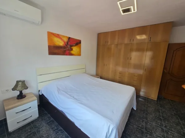Tirane, jepet me qera apartament 1+1 Kati 3, 450 € (Rruga Hoxha Tahsim)