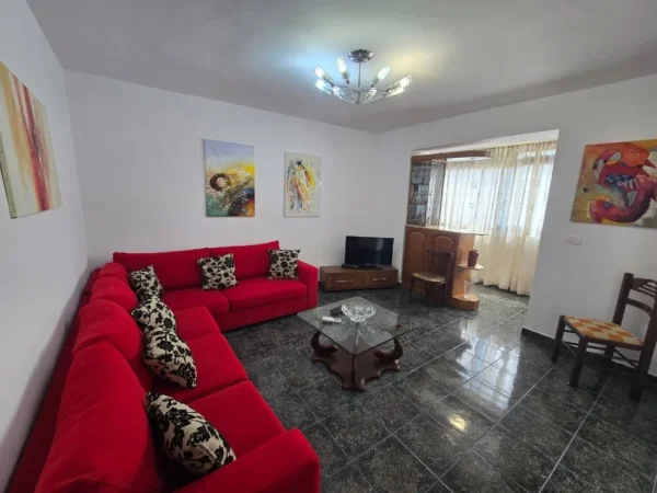 Tirane, jepet me qera apartament 1+1 Kati 3, 450 € (Rruga Hoxha Tahsim)
