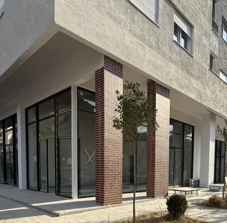 Tirane, jepet me qera dyqan Kati 0, 50 m² 1.000 €