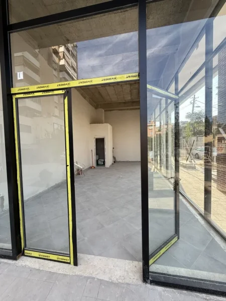 Tirane, jepet me qera dyqan Kati 0, 50 m² 1.000 €