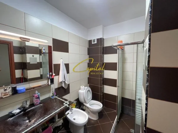 Tirane, jepet me qera apartament 1+1 Kati 3, 70 m² 600 € (LIQENI I THATE)