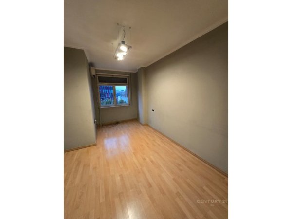 AMBIENT PER ZYRA +PARKIM PRANE AIR ALBANIA!  Kati 3, 104 m² 900 € (Air Albania)