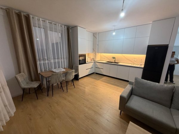 Tirane, jepet me qera apartament 2+1 Kati 5, 650 € 