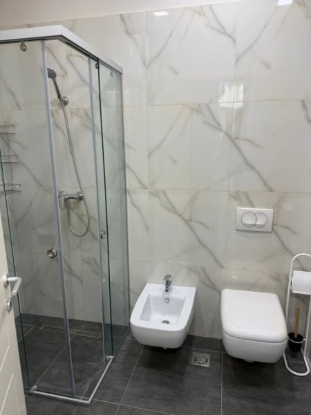 jepet me qera apartament 1+1 , 72 m² 900 € (Kompleksi Delijorgj)