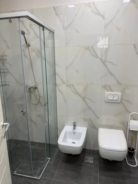 jepet me qera apartament 1+1 , 72 m² 900 € (Kompleksi Delijorgj)