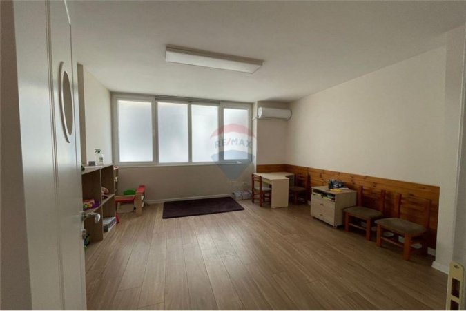Tirane, jepet me qera ambjent biznesi , 180 m² 1.850 € 