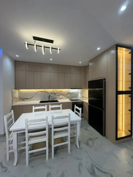Tirane, jepet me qera apartament 2+1+Ballkon , 120 m² 1.300 € (kompleksi delijorgji)