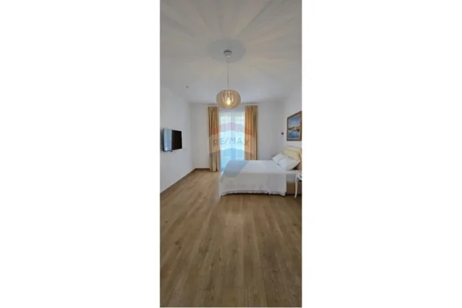 Tirane, shitet Vile 4+1+Ballkon , 525 m² 800.000 € 