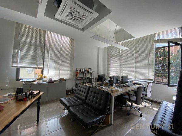 Tirane, jepet me qera zyre Kati 3, 90 m² 900 € (Komuna e Parisit)