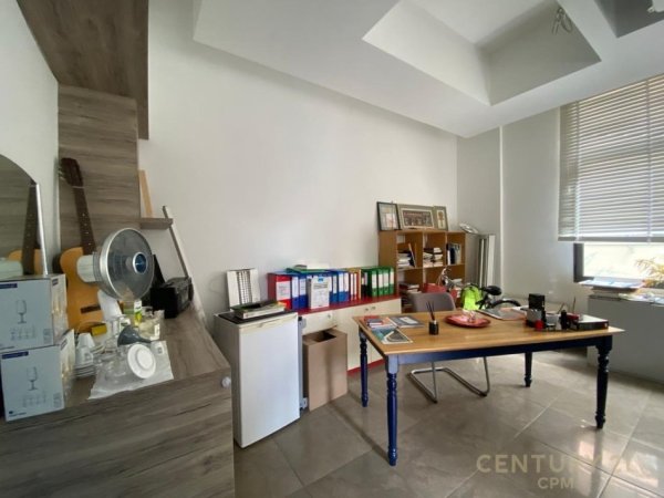 Tirane, jepet me qera zyre Kati 3, 90 m² 900 € (Komuna e Parisit)
