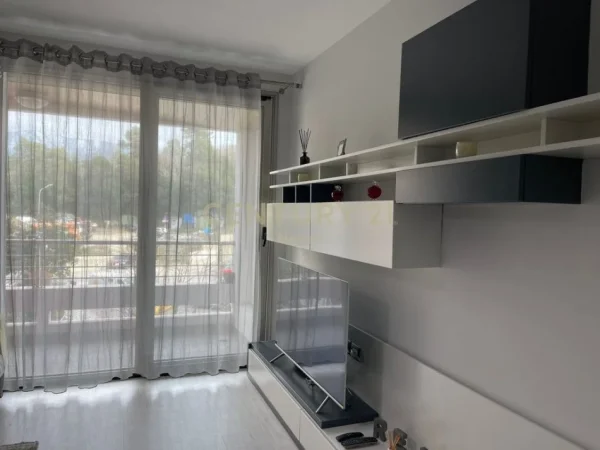 Tirane, jepet me qera apartament 2+1+Aneks+Ballkon Kati 3, 92 m² 1.650 € (Neom120624)