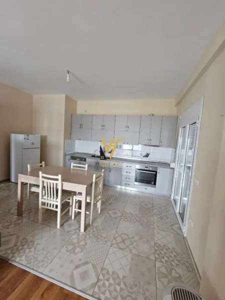 Tirane, jepet me qera apartament 3+1+Ballkon Kati 3, 160 m² 550 € (SAUK)