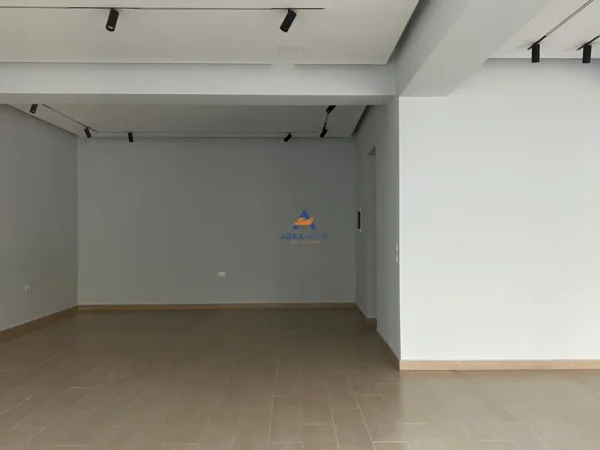 Tirane, jepet me qera ambjent biznesi Kati 0, 250 m² 4.000 € (KOMUNA E PARISIT,TIRANE)