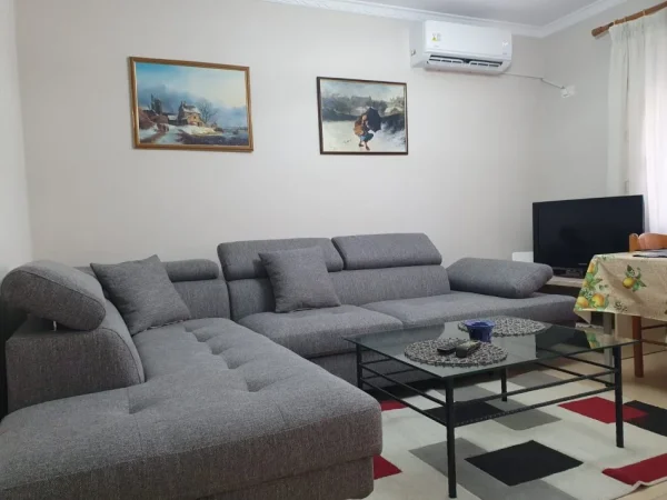 Tirane, jepet me qera apartament 2+1+Ballkon Kati 2, 600 € (Pas Pasticeri Lika)