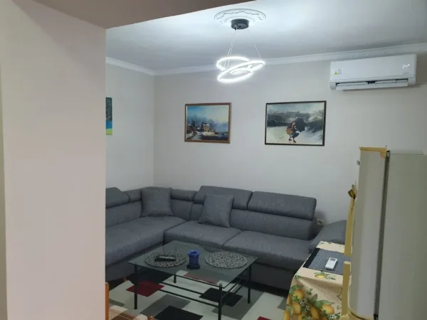 Tirane, jepet me qera apartament 2+1+Ballkon Kati 2, 600 € (Pas Pasticeri Lika)