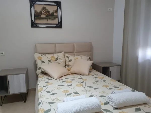 Tirane, jepet me qera apartament 2+1+Ballkon Kati 2, 600 € (Pas Pasticeri Lika)