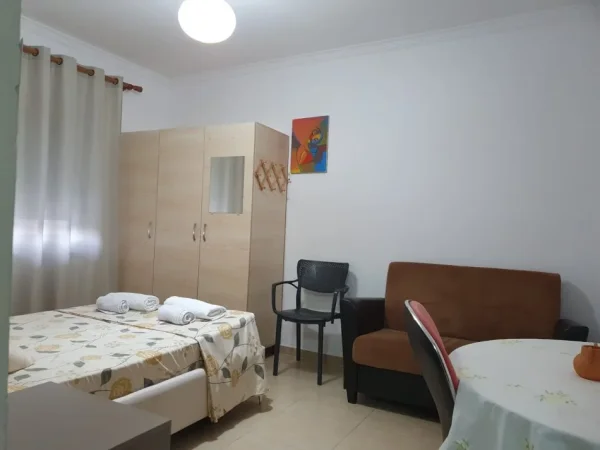 Tirane, jepet me qera apartament 2+1+Ballkon Kati 2, 600 € (Pas Pasticeri Lika)