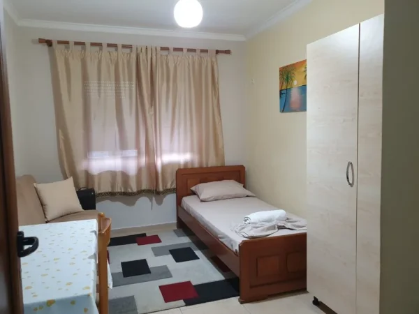 Tirane, jepet me qera apartament 2+1+Ballkon Kati 2, 600 € (Pas Pasticeri Lika)