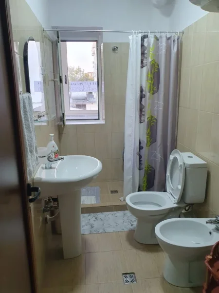 Tirane, jepet me qera apartament 2+1+Ballkon Kati 2, 600 € (Pas Pasticeri Lika)
