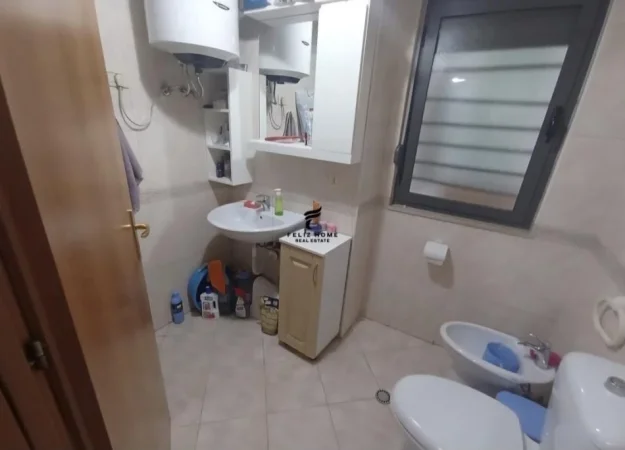 Tirane, jepet me qera zyre Kati 1, 56 m² 650 € (PRANE PROKORORISE SE PERGJITHSHME)