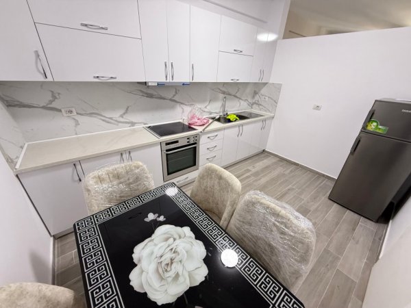 Tirane, jepet me qera apartament 1+1 Kati 6, 500 € 
