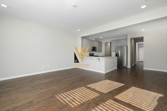 Tirane, jepet me qera apartament 2+1+Ballkon Kati 4, 100 m² 300 € (YZBERISHT)