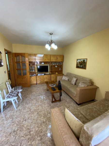 Tirane, jepet me qera apartament 2+1+Aneks+Ballkon Kati 4, 78 m² 550 € (Shkolla e Kuqe)