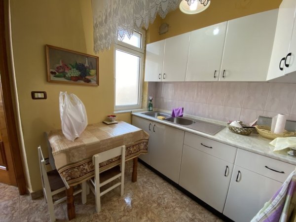 Tirane, jepet me qera apartament 2+1+Aneks+Ballkon Kati 4, 78 m² 550 € (Shkolla e Kuqe)