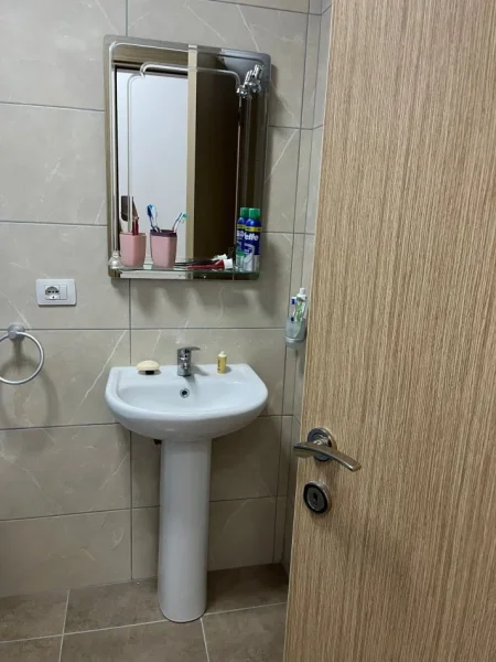 Tirane, jepet me qera apartament 2+1 Kati 0, 100 m² 700 € (Rruga 5 Maj)