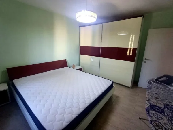 Tirane, jepet me qera apartament 2+1 Kati 3, 500 € (ISH EKSPOZITA)