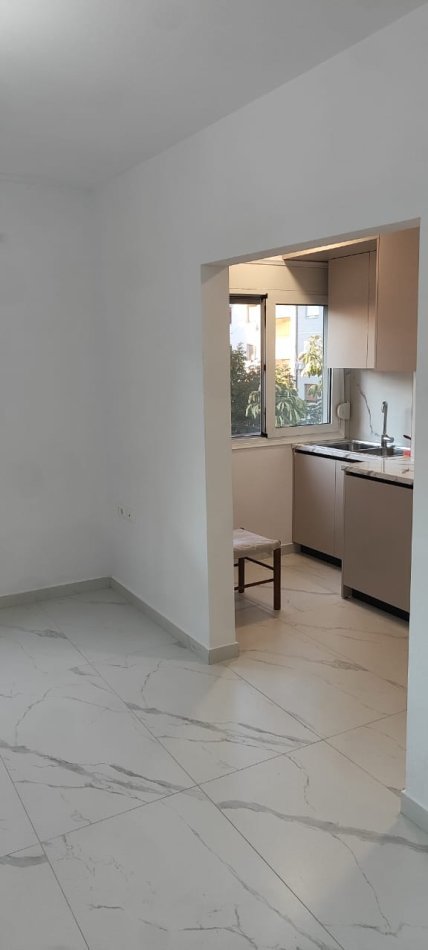 Tirane, jepet me qera apartament 2+1 Kati 3, 75 m² 530 € (Rr. Ndre Mjeda)