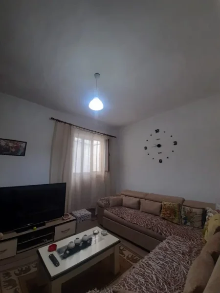 Tirane, shes apartament 4+1+Ballkon Kati 1, 221 m² 130.000 € (tufine)