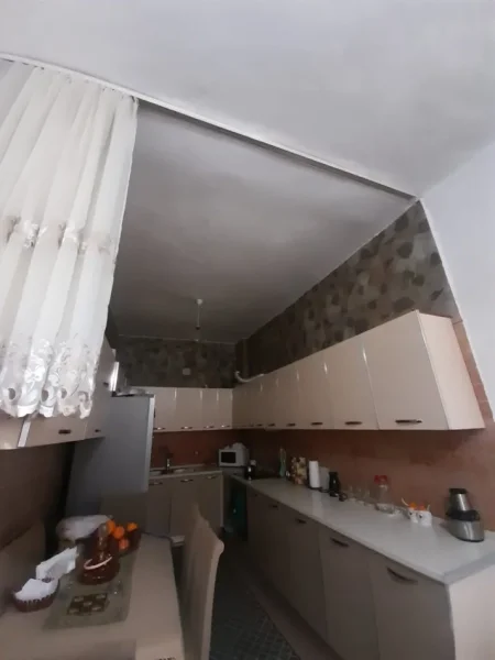 Tirane, shes apartament 4+1+Ballkon Kati 1, 221 m² 130.000 € (tufine)