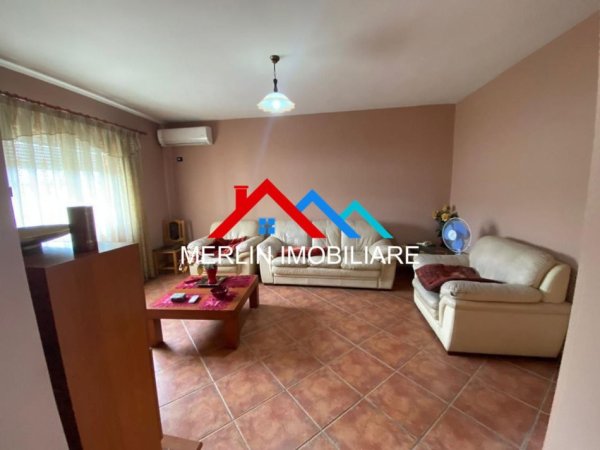 Tirane, jepet me qera apartament 2+1+Ballkon Kati 5, 100 m² 590 € (ALI DEMI)